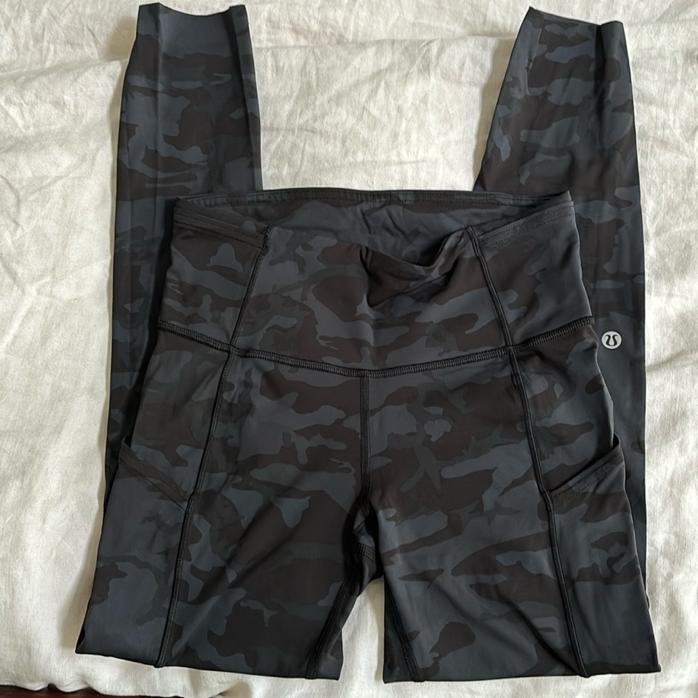 Lululemon Black Camo Leggings 7/8 size 4